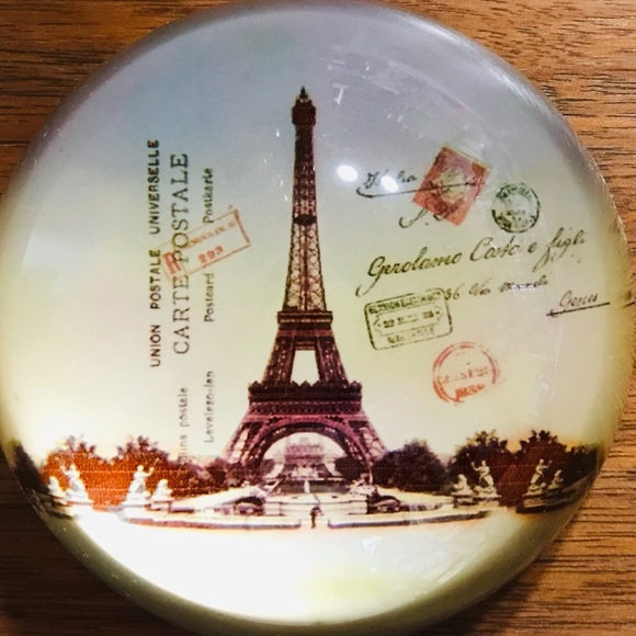 Eiffel Tower paperweight - Picture 2 of 2